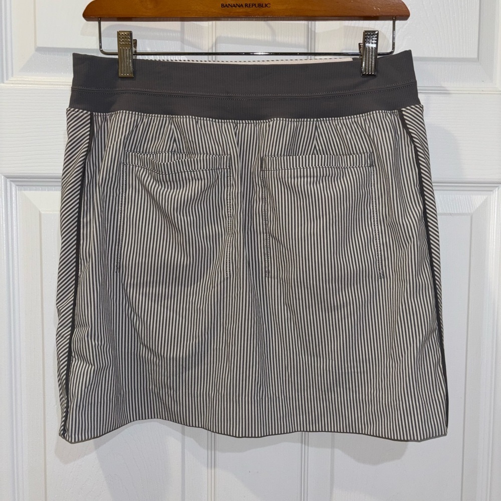 Athleta Brooklyn Textured 16” Skirt Skort, Gray White Stripe, Size 4 - Picture 6 of 9